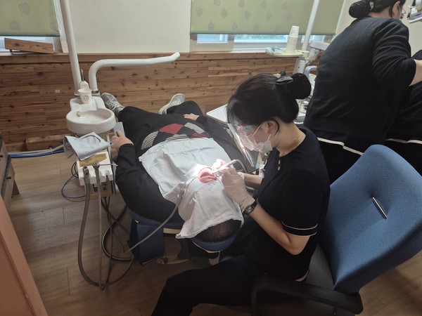 ▲ 스켈링을 하고 있는 모습