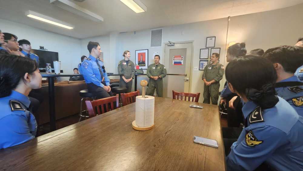 ▲ 작년 교육생들이 미국 해안경비대 시설물과 작전 등에 대한 교육을 받고 있는 모습 ⓒ해양경찰교육원