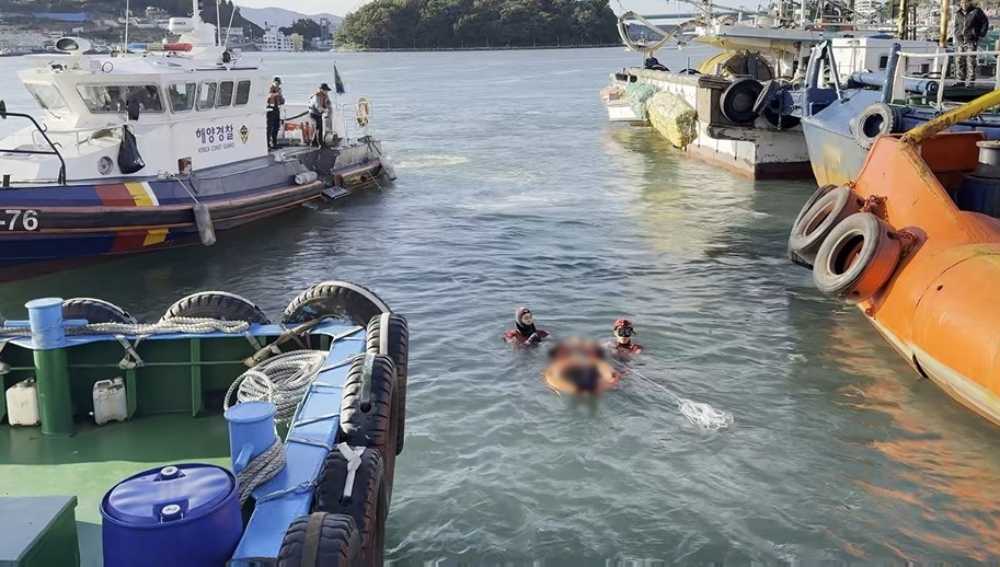 ▲여수시 중앙동 주민센터 앞 해상에 추락한 익수자를 신속 구조중이다 ⓒ여수해양경찰서