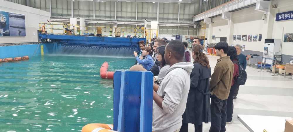 ▲해양오염방제실습장을 견학중인 해양법아카데미 교육생들 ⓒ해양경찰교육원