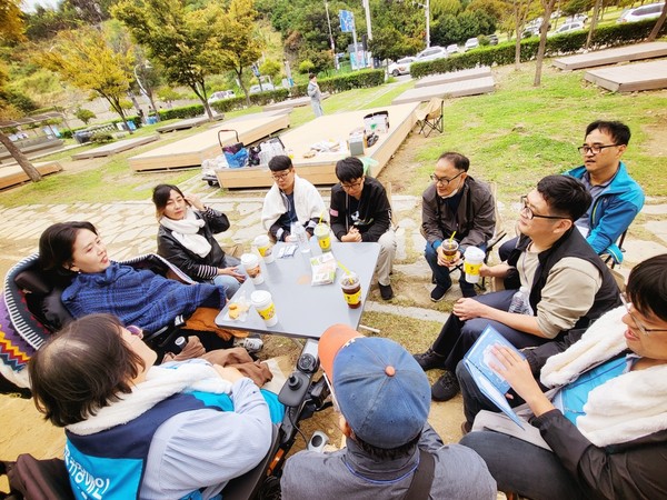 ▲2025년 여수시 중증장애인자립생활지원사업 하반기 집단동료상담 중 ⓒ라르쉬장애인자립생활센터