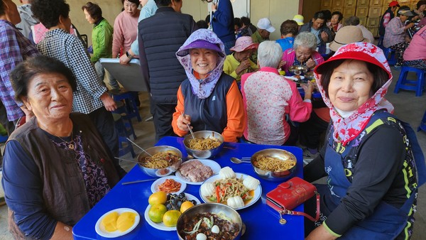 ▲ 여수광양항만공사  농번기로 바쁜 농촌지역 어르신들을 위한 중화요리 대접