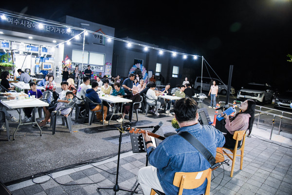 ▲ 공연팀 '드라마틱'이 여수시장애인단기거주시설 앞마당에서 노래를 부르고 있다.