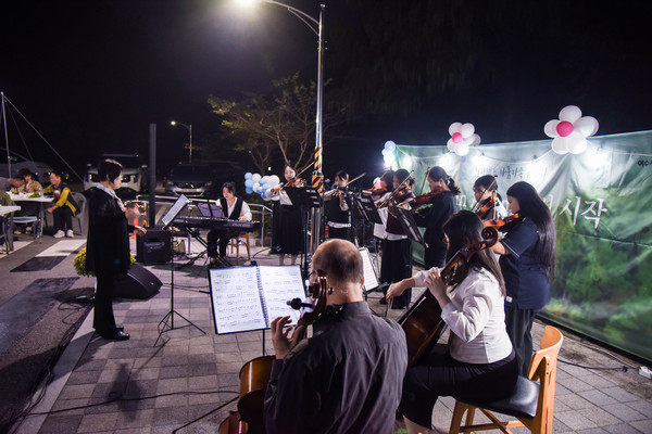 ▲열린앙상블이 클래식 공연을 하고 있다.