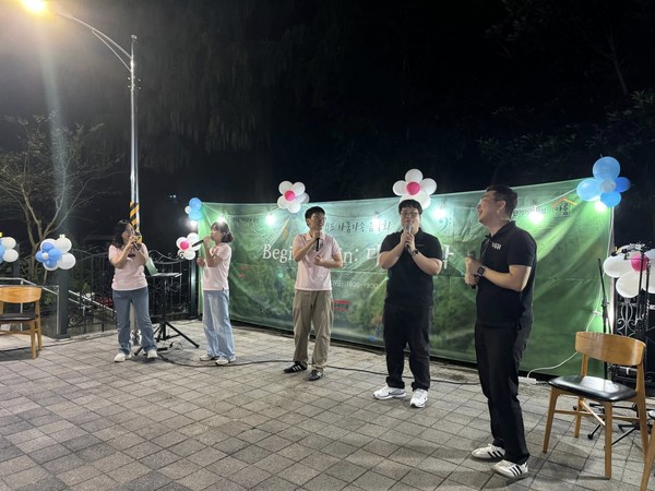 ▲아룸 직원들이 윤종신의 '오르막 길'을 부르고 있다.