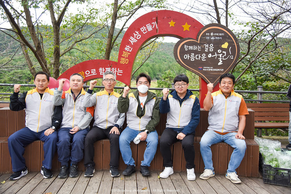 ▲숲속힐링음악회 행사에 참여하는 한국동서발전본부 봉사단