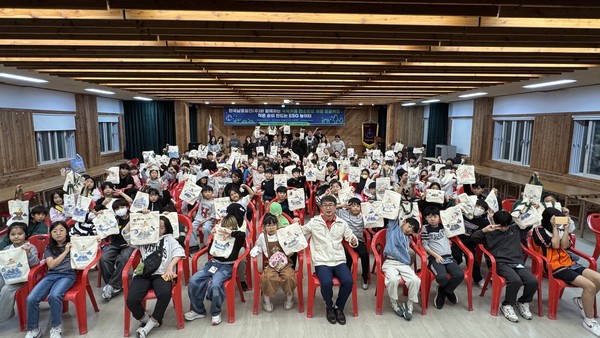 ▲탄소중립 체험프로그램 마치고 단체 인증샷 ⓒ쌍봉복지관