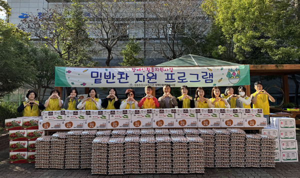 ▲복지관직원들과 활동지원사 기념촬영 ⓒ쌍봉종합사회복지관