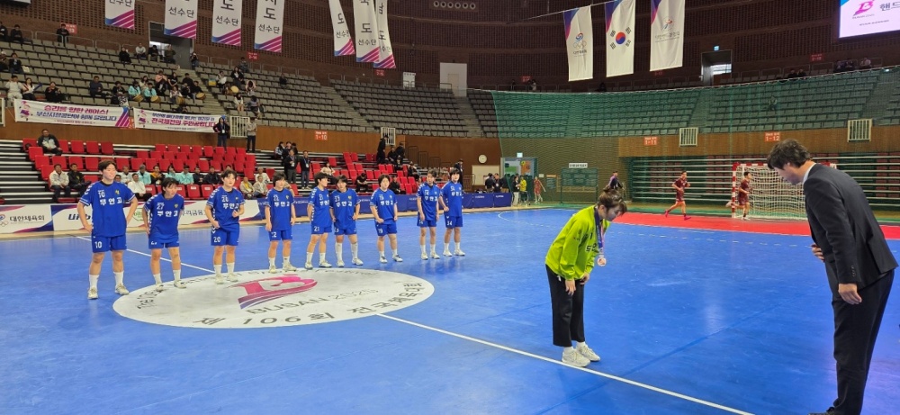 ▲ ‘제106회 전국체육대회‘에서 놀라운 팀 경기력을 보여준 무안고등학교 여자 핸드볼팀이 동메달을 수여받고 있다. ⓒ전라남도교육청