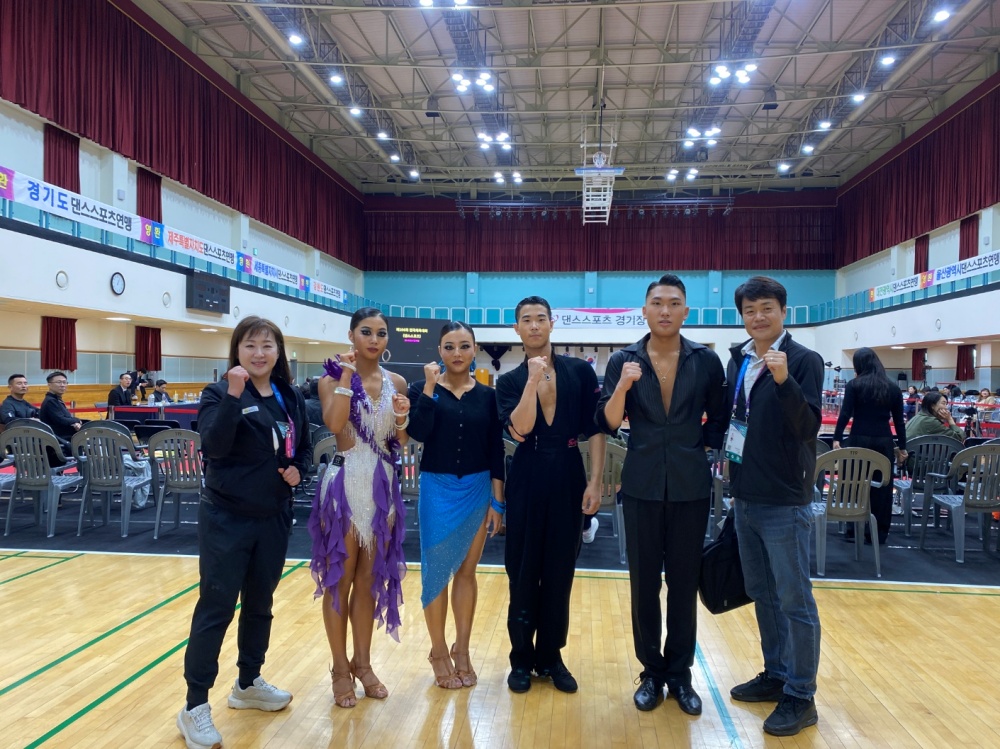 ▲ ‘제106회 전국체육대회‘ 댄스스포츠 종목에서 금 3, 은 2개를 획득한 댄스스포츠 선수들이 단체사진을 촬영하고 있다. ⓒ전라남도교육청