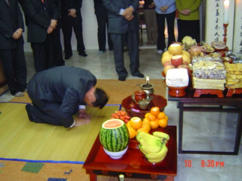 ▲제사상에 절 올리는 모습 ⓒ장수연