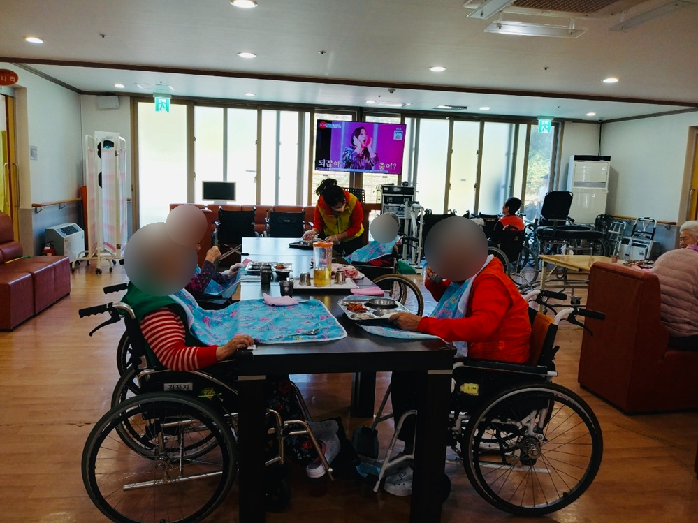 ▲입소 어르신들의 식사를 돕고 있는 '고마운 물' 회원 ⓒ한영대학교