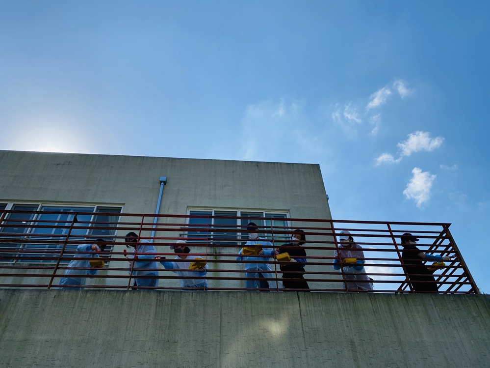 ▲ 밀알사랑노인요양원 외부 난간 페인트칠을 하고 있는 '고마운 물' 회원들 ⓒ한영대학교