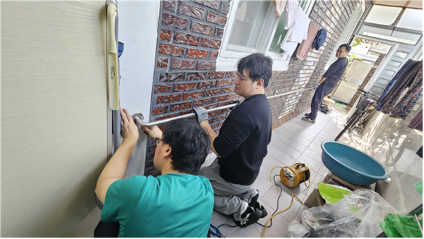 ▲ 좁은 현관 출입구(6M) 맞춤형 안전바 설치 ⓒ문수종합사회복지관