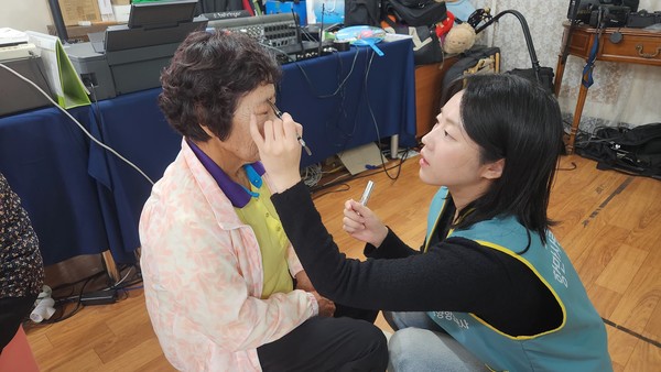 ▲ 공사 임직원들 어르신들 장수사진 전 곱게 단장하기​​​​​​​