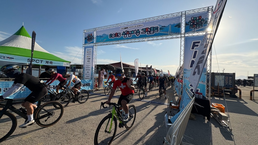 ▲ 지난 25일 소호요트마리나 일원에서 열린 ‘2025 섬섬여수 그란폰도’가 전국 자전거 동호인 2천여 명이 참여한 가운데 성황리에 마무리됐다. ⓒ여수시