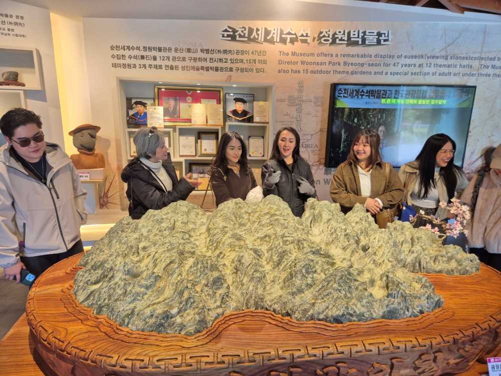 ▲아시아 주요국 여행사 대표단이 순천 세계수석박물관을 둘러보고 있다. ⓒ순천시