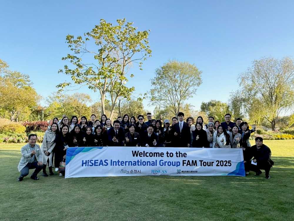 ▲지난 27일 아시아 주요국 여행사 대표단이 순천만국가정원을 방문해 단체사진을 촬영하고 있다. ⓒ순천시