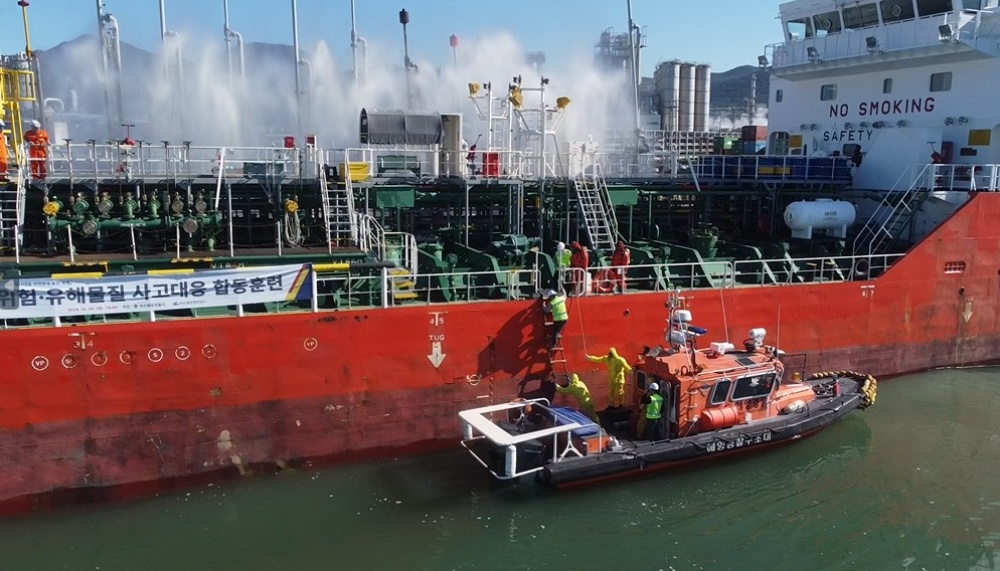 ▲ 위험‧유해물질(HNS) 사고대응 훈련 모습 ⓒ여수해양경찰서