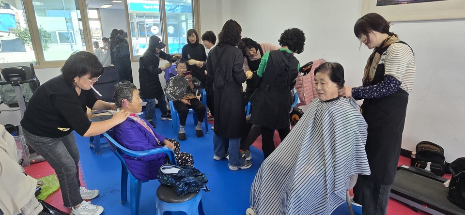 ▲ 16명의 어르신의 머리와 마음을 감싸주는 재능 기부봉사자들