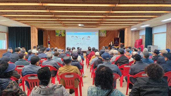 ▲ 사전연명의료결정법의 대한 강의을 경청하고 있다. ⓒ최은재