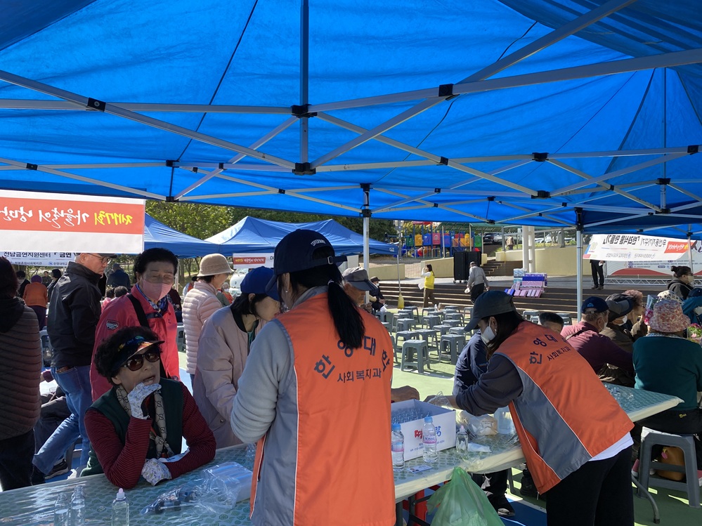 ▲ 행사 진행을 돕고 있는 한영대학교 사회복지학과 학생들 ⓒ 한영대학교