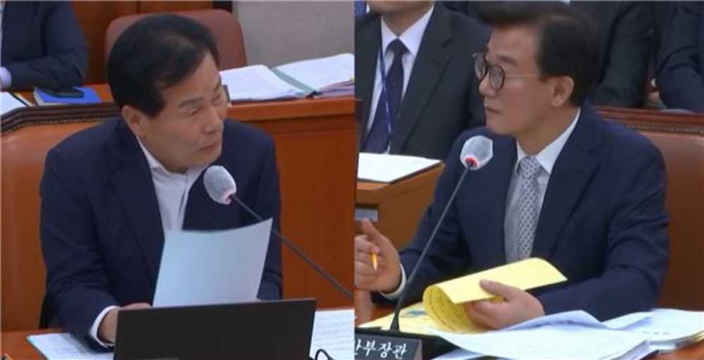 ▲ ‘컨테이너부두 전면항로의 증심 준설’이 시급하다”고 질의하고 있다. ⓒ주철현 국회의원 사무실 제공