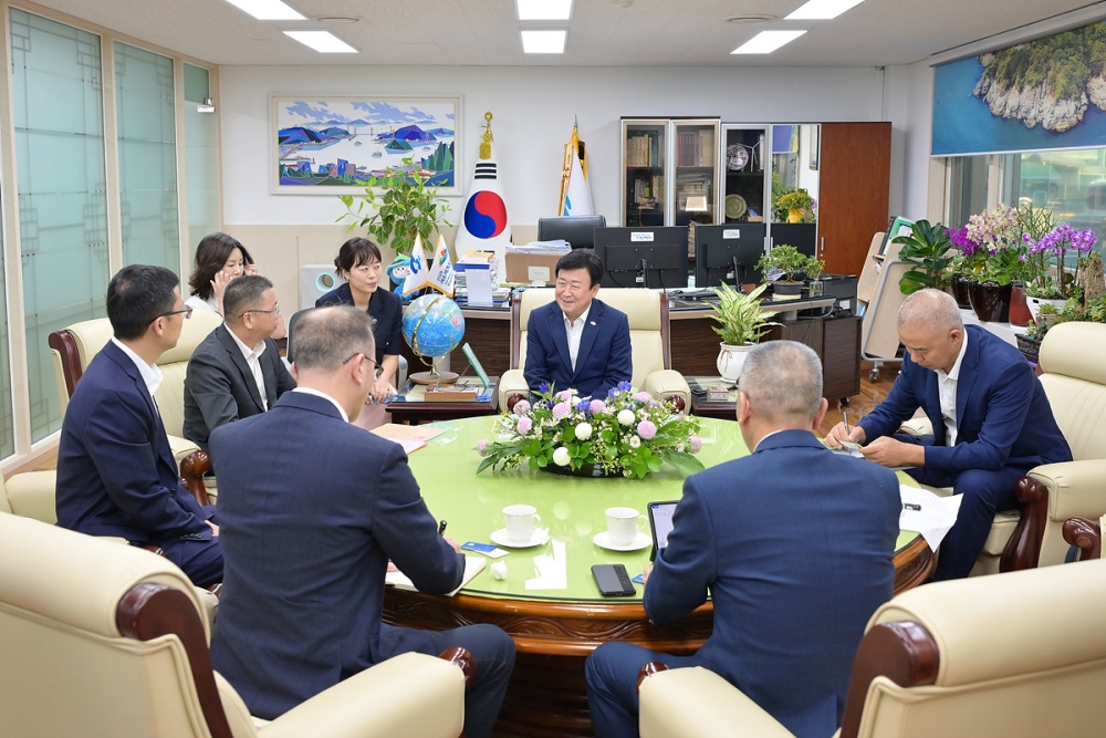 ▲정기명 여수시장이 중국 리수이시 인민정부 주화평 부시장과 간부 공무원들을 초청해 팸투어를 진행하고 리수이시 대표단의 2026여수세계섬박람회 참가를 요청하고 있다. ⓒ여수시