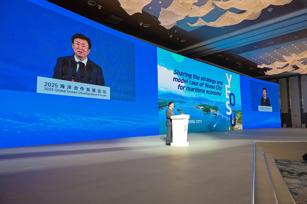 ▲중국 칭다오에서 열린 ‘2025년 산둥성 국제해양발전포럼’에 초청받아 전 세계 68개국 대표단을 대상으로 2026여수세계섬박람회의 비전과 의미를 설명하며 적극적인 참여를 요청했다.ⓒ여수시