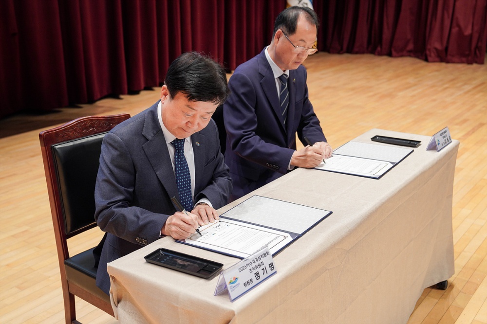 ▲지난 30일 여수문화홀에서 지역 전문건설업체 종사자 200여 명이 참석한 가운데 직무교육과 2026여수세계섬박람회 입장권 구매 약정식을 함께 개최했다. ⓒ여수시