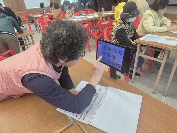 ▲ 테이블 오더를 이용해 음식을 주문하시는 어르신 ⓒ한영대학교