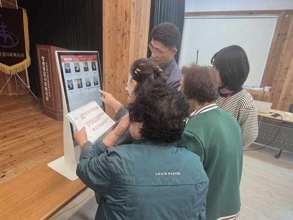 ▲ 키호스크 주문 방법을 배우고 계신 어르신들 ⓒ한영대학교