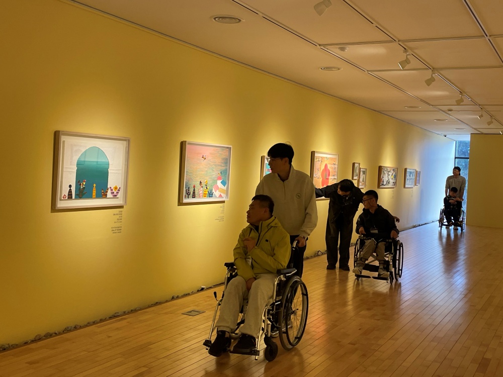 ▲  E1 자원봉사단과 함께 중증장애인들을 위한 남원 가을 나들이를 진행했다 ⓒ동백원