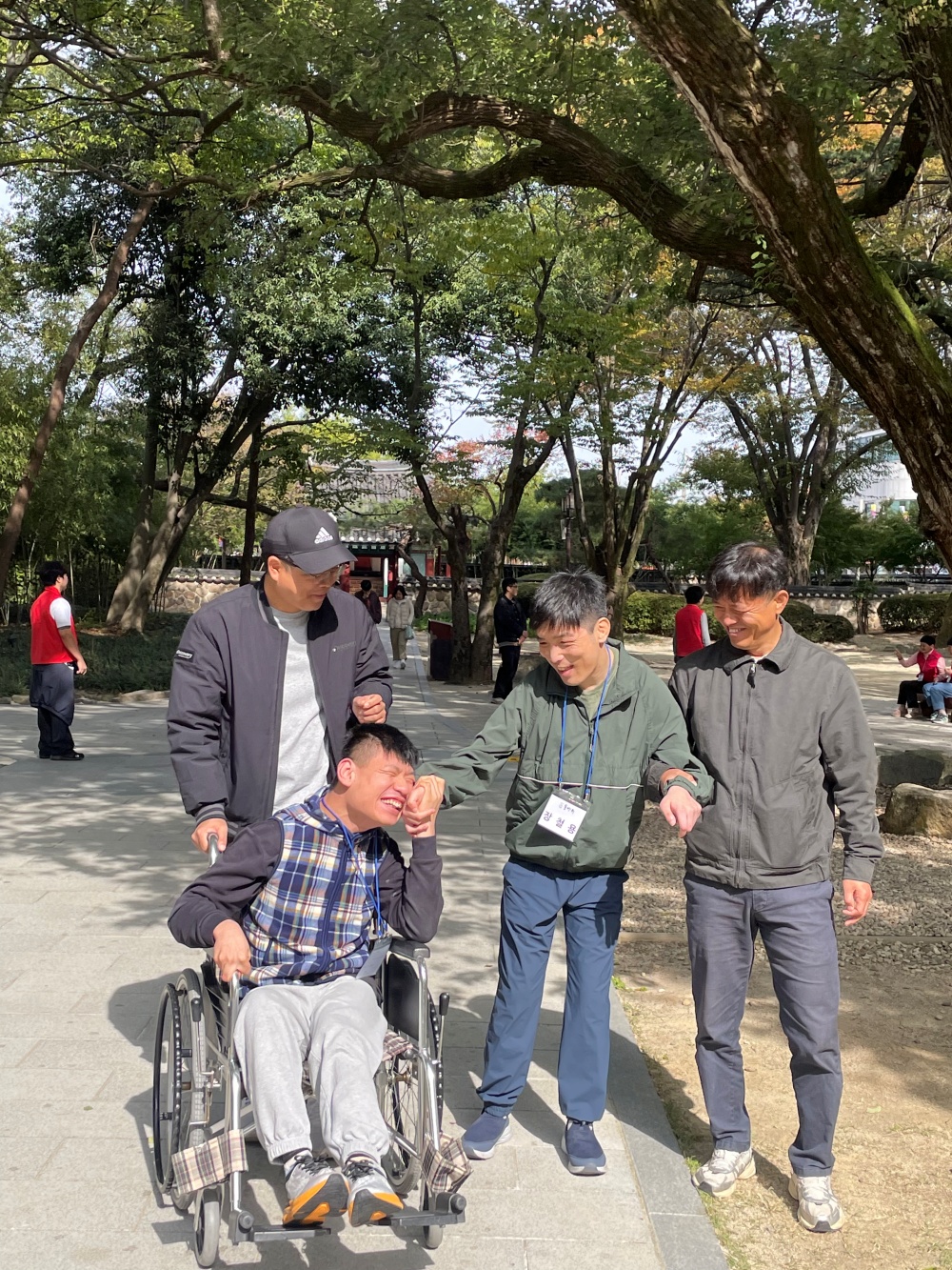 ▲ E1 자원봉사단과 함께 중증장애인들을 위한 남원 가을 나들이를 진행했다 ⓒ동백원