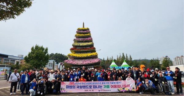 ▲ 9층탑에서 단체사진 촬영을 하고 있다.