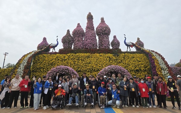 ▲ 마법의성에서 단체사진 촬영을 하고 있다.