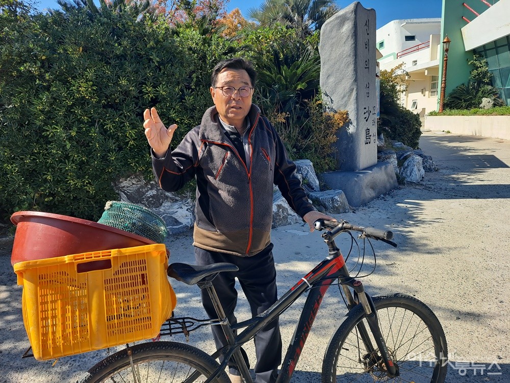 ▲ 여수 사도 장기순 이장은 섬의 매력과 숨은 이야기를 전했다. ⓒ조찬현