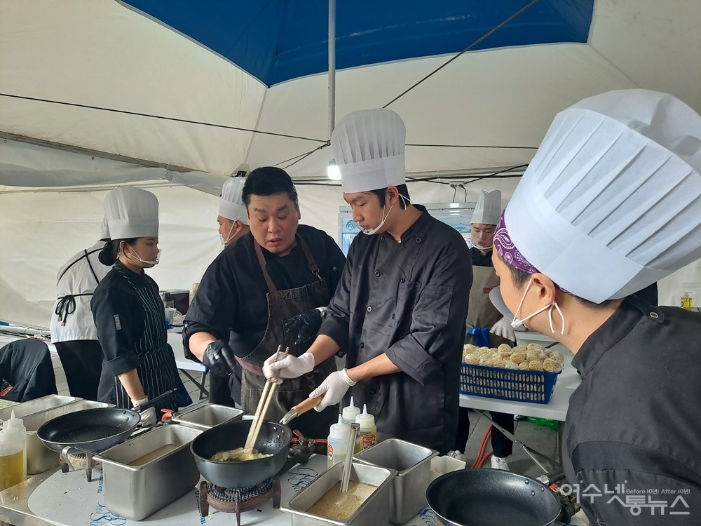 ▲ 레이먼킴이 섬슐랭에서 선보일 셰프들의 파스타 요리를 점검하고 있다. ⓒ조찬현