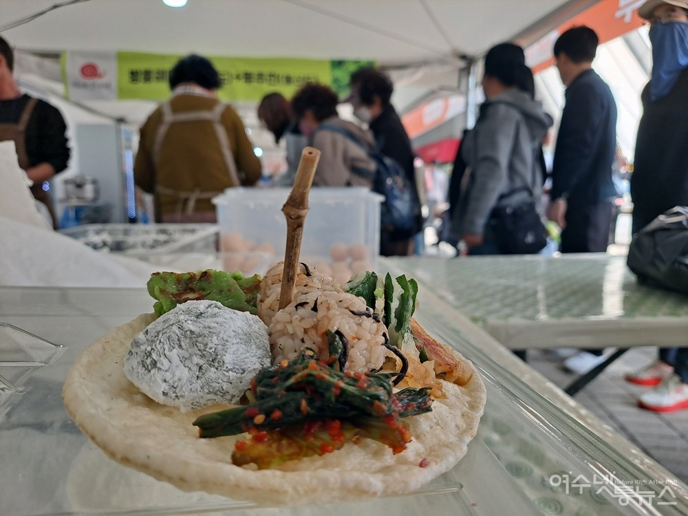 ▲ 슬로우푸드한국협회 여수지부 회원들이 섬의 식재료를 활용한 전과 떡 톳밥이다. ⓒ조찬현