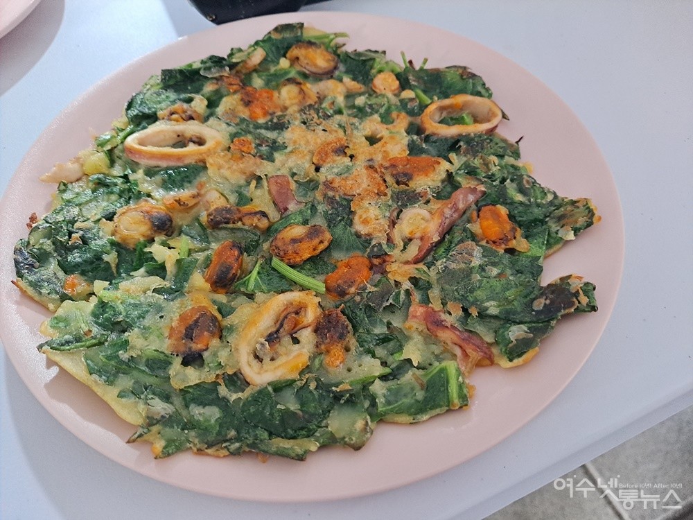 ▲ 여수 특산품 방풍나물과 홍합이 듬뿍 들어간 방풍해물전이다. ⓒ조찬현