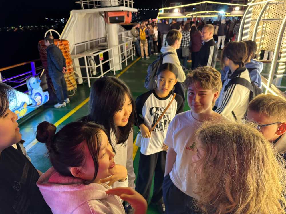 ▲ 미남크루즈 선상 불꽃놀이를 보는 친구들 모습 ⓒ한독국제유진청소년오케스트라