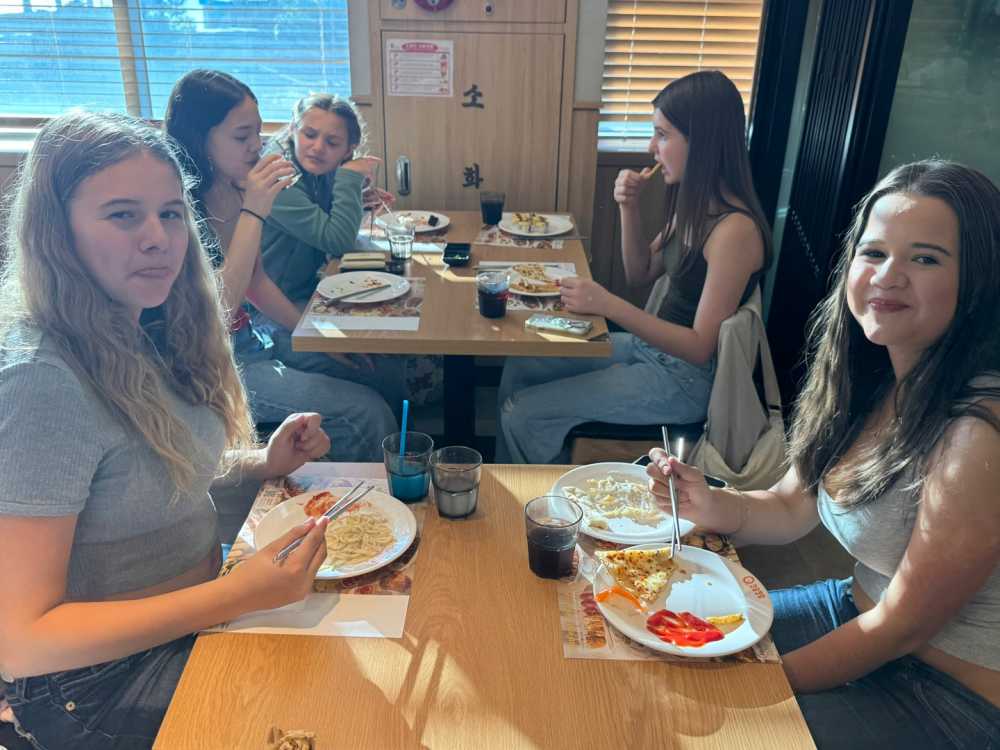 ▲ 뷔페 식사 하는  자유청소년오케스트라 친구들  ⓒ한독국제유진청소년오케스트라