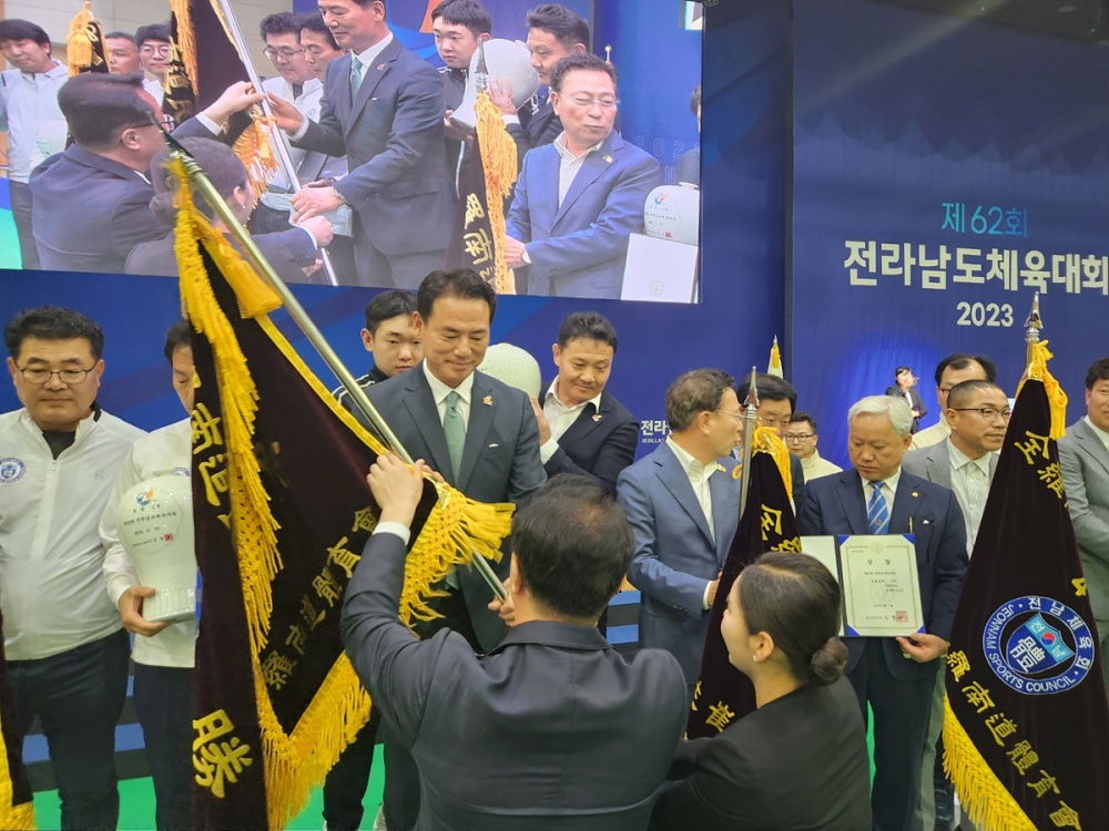 ▲여수시체육회 명경식 회장이 우승기를 받고 있다. (자료사진)