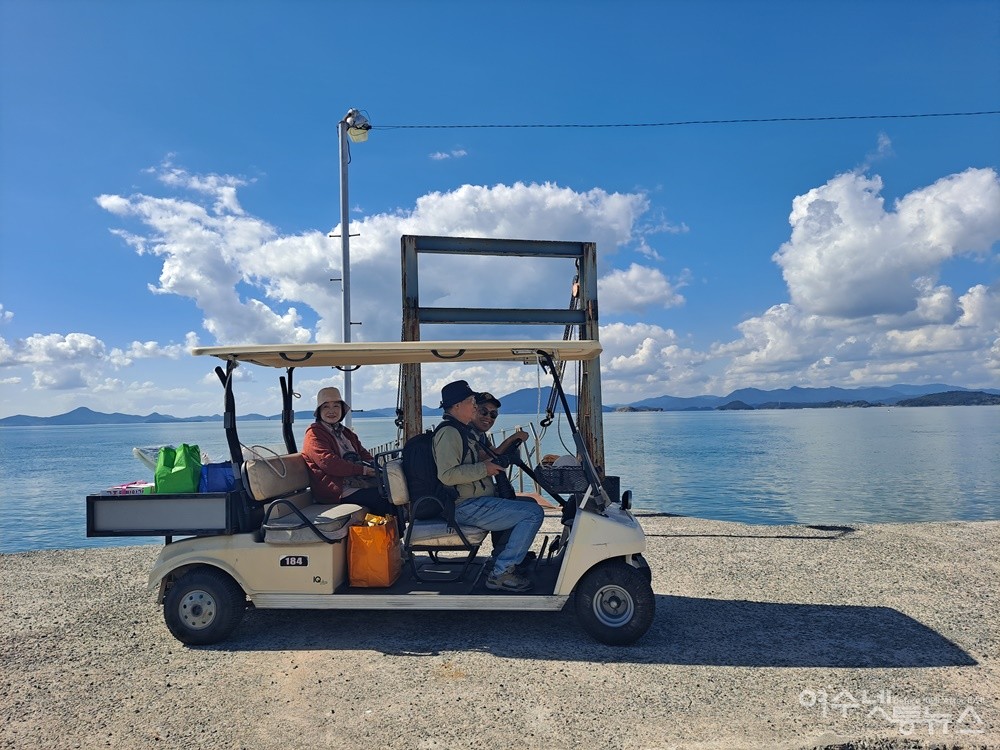 ▲ 여자도의 유일한 교통수단인 전동카트다. ⓒ조찬현