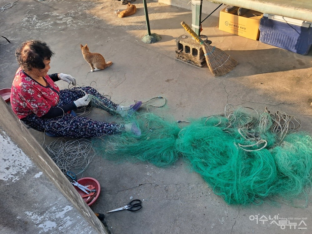 ▲ 정태엽 어르신이 전어 그물을 꿰매고 있다. ⓒ조찬현