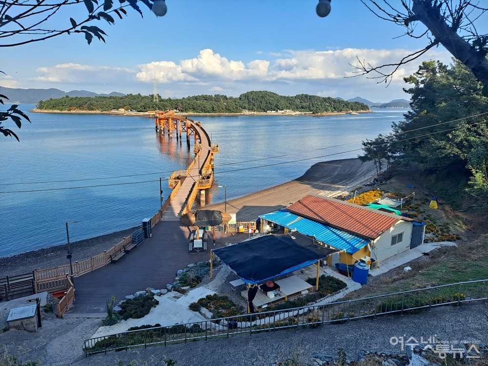 ▲ 여자도 두 섬을 연결하는 ‘붕장어다리’다. ⓒ조찬현