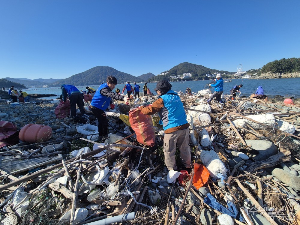▲ 여수 돌산 안굴전 외치도 환경정화활동 ⓒ허재구