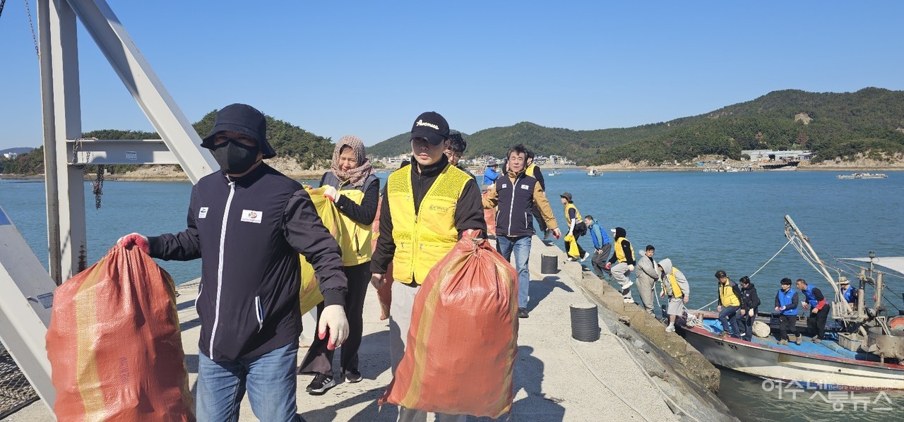 ▲ 여수 돌산 안굴전 외치도 환경정화활동 ⓒ허재구