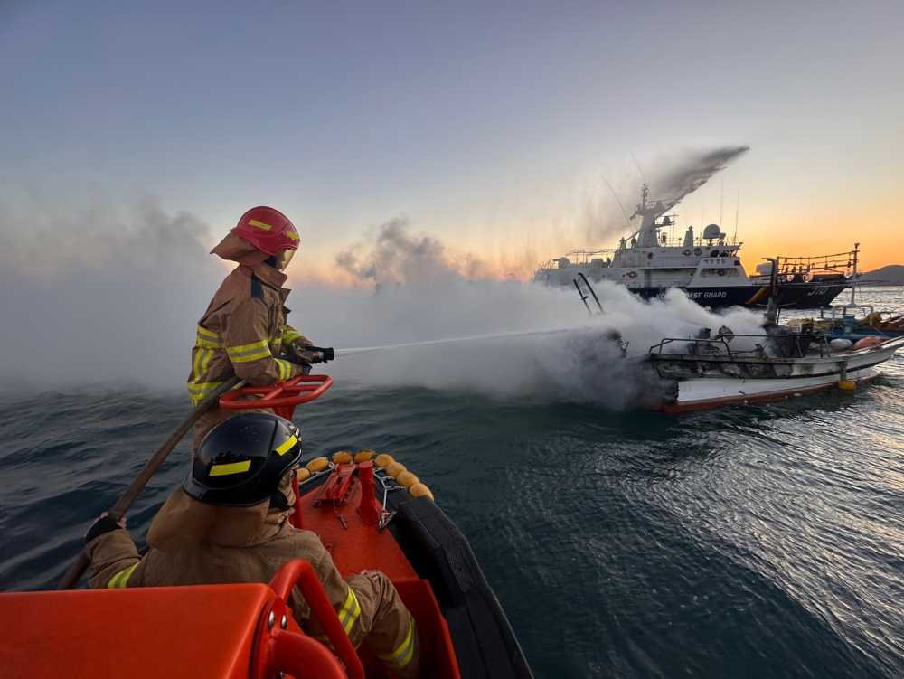 ▲ 여수 해상에서 선박 화재로 여수해경이 대응중인 모습 ⓒ여수해양경찰서
