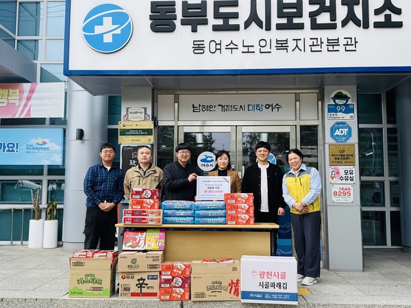 ▲ 식료품 후원품 전달사진 ⓒ동여수노인복지관분관